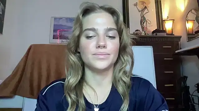 Snapshot of sweetceeme chatting on 10-17-25, 04:15 sweetceeme online show from 10-17-25, 04:15