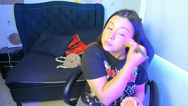 LucyPetit online show from 11-25-25, 01:33