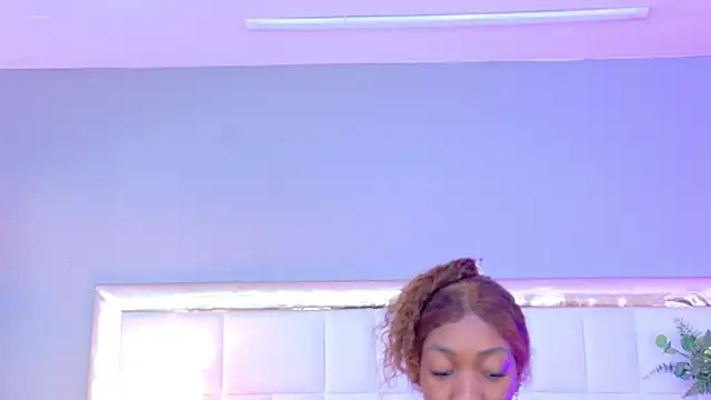 Snapshot of MadeleineHocker chatting on 11-21-25, 12:04 MadeleineHocker online show from 11-21-25, 12:04