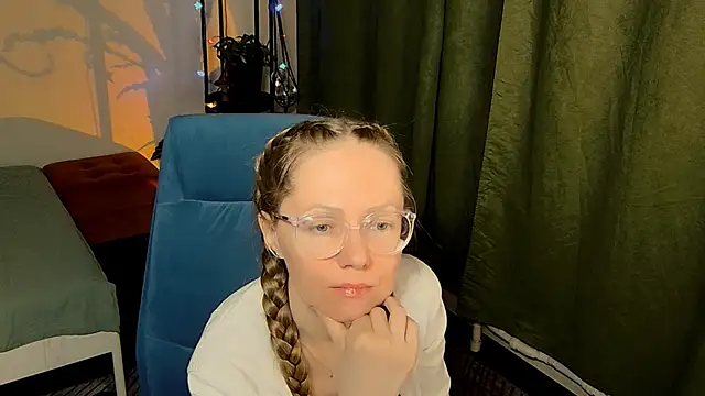 Snapshot of _Goldilocks_ chatting on 10-06-25, 05:21  Goldilocks  online show from 10-06-25, 05:21