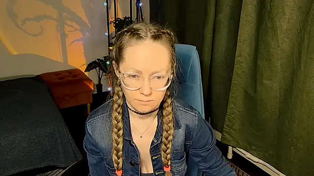 Snapshot of _Goldilocks_ chatting on 10-07-25, 04:04  Goldilocks  online show from 10-07-25, 04:04