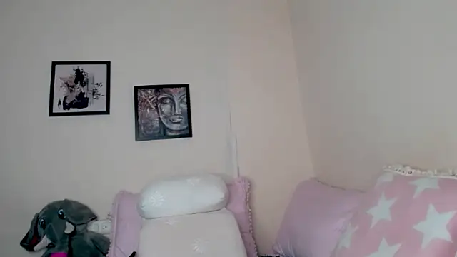 Snapshot of AmyRoux21 chatting on 10-17-25, 12:47 AmyRoux21 online show from 10-17-25, 12:47