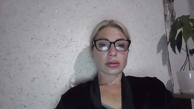 Snapshot of fox_red_lady7 chatting on 05-31-26, 07:15 fox red lady7 online show from 05-31-26, 07:15