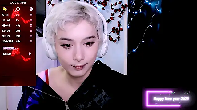 Snapshot of SophieAsh chatting on 12-15-25, 11:31 SophieAsh online show from 12-15-25, 11:31