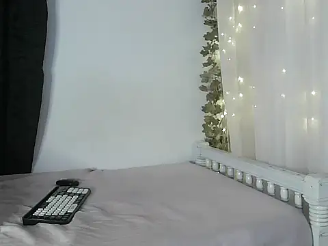 Snapshot of lishainparis18 chatting on 09-27-25, 04:34 lishainparis18 online show from 09-27-25, 04:34