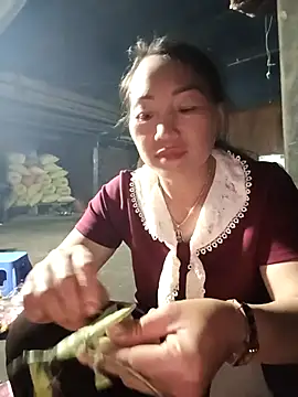 Snapshot of Exembin chatting on 10-04-25, 12:25 Exembin online show from 10-04-25, 12:25