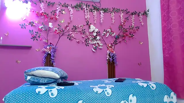Snapshot of skinnybarbie022 chatting on 05-08-26, 12:49 skinnybarbie022 online show from 05-08-26, 12:49