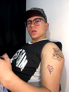 Snapshot of Kurtxxx22 chatting on 09-18-25, 11:40 Kurtxxx22 online show from 09-18-25, 11:40