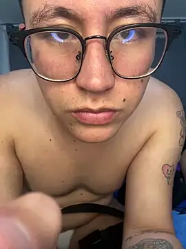 Snapshot of Kurtxxx22 chatting on 05-21-26, 03:57 Kurtxxx22 online show from 05-21-26, 03:57