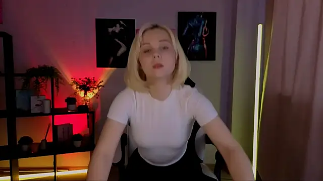 Snapshot of Charlotte_Colinss chatting on 04-30-26, 04:41 Charlotte Colinss online show from 04-30-26, 04:41