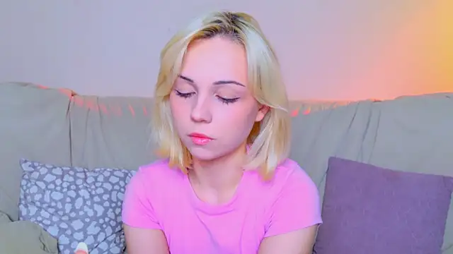 Snapshot of Charlotte_Colinss chatting on 05-09-26, 05:45 Charlotte Colinss online show from 05-09-26, 05:45