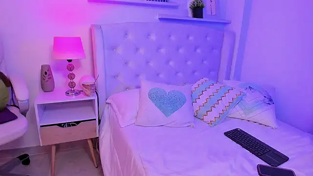 AmeliaRossi  online show from 11-08-25, 05:18