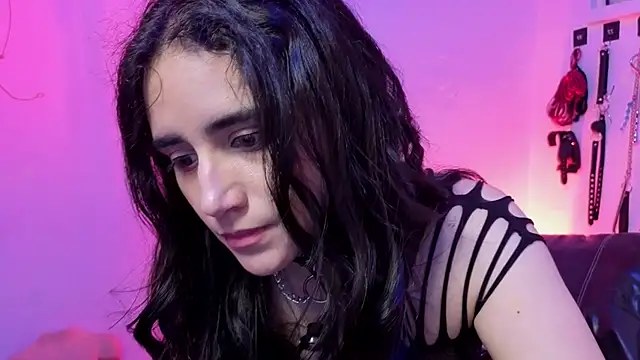 elowen halley1 online show from 02-18-26, 09:00