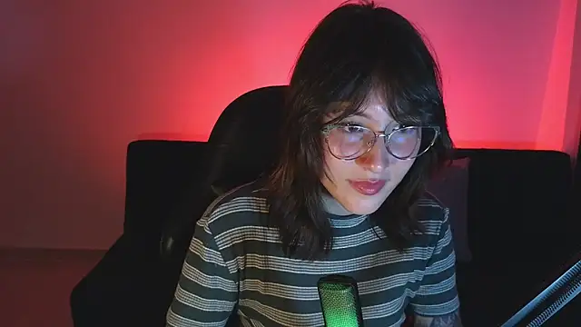 Snapshot of Yulienneg chatting on 06-26-26, 01:43 Yulienneg online show from 06-26-26, 01:43