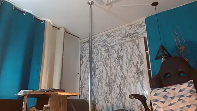 hanna mooreee online show from 11-24-25, 06:29