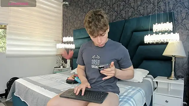 Snapshot of TaylerWhite chatting on 06-14-26, 12:29 TaylerWhite online show from 06-14-26, 12:29