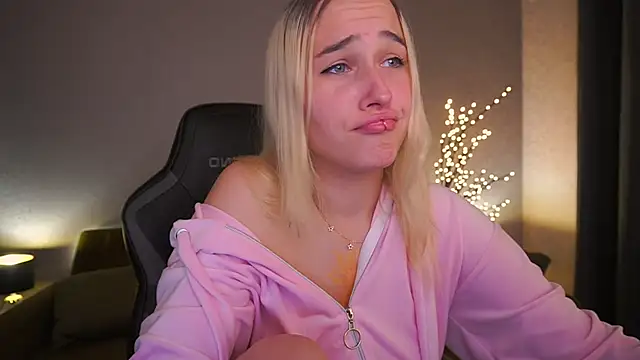 LilElfie online show from 10-17-25, 01:14