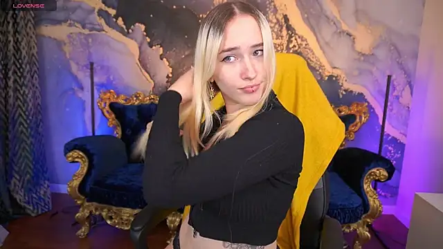 LilElfie online show from 10-22-25, 07:46