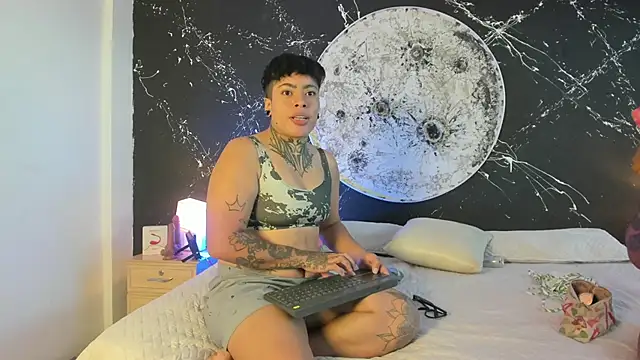Snapshot of LiaAndMateo chatting on 10-01-25, 12:33 LiaAndMateo online show from 10-01-25, 12:33