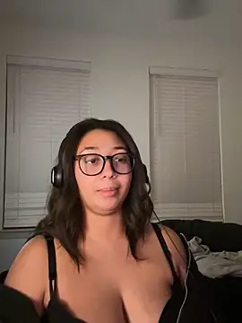 Snapshot of minhaa_gamer chatting on 10-11-25, 10:14 minhaa gamer online show from 10-11-25, 10:14