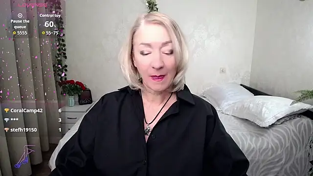 hunters woman online show from 11-23-25, 01:49