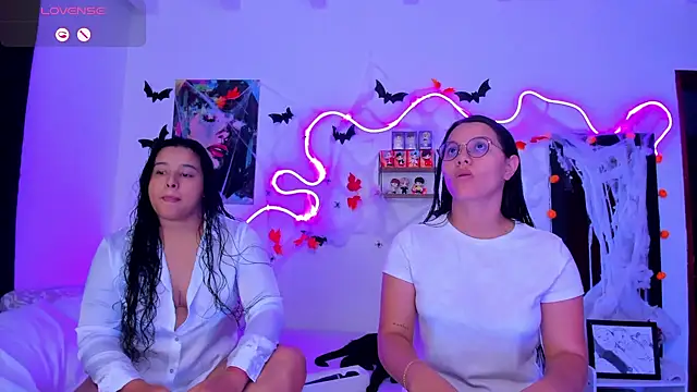 Snapshot of Dilan_and_Mia chatting on 10-17-25, 10:56 Dilan and Mia online show from 10-17-25, 10:56