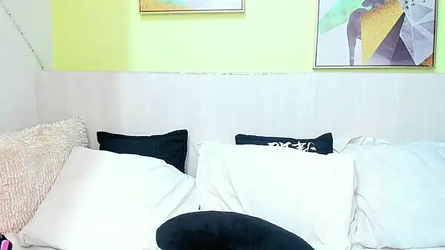 MiahCornell  online show from 11-23-25, 12:27