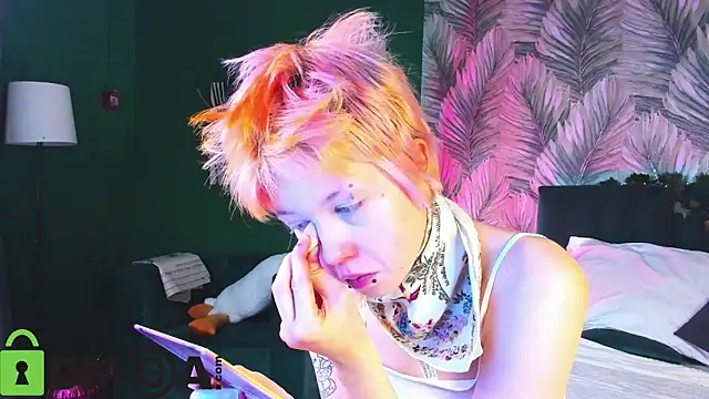 CarolineRichter online show from 12-19-25, 01:23