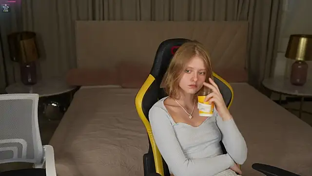 Snapshot of Esmie_Smile chatting on 10-11-25, 02:48 Esmie Smile online show from 10-11-25, 02:48