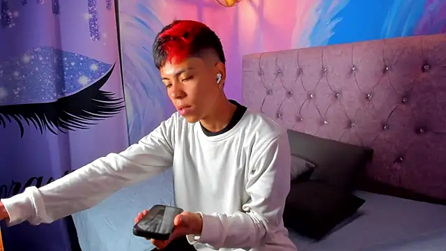 Snapshot of MaxiWildd chatting on 10-10-25, 12:48 MaxiWildd online show from 10-10-25, 12:48