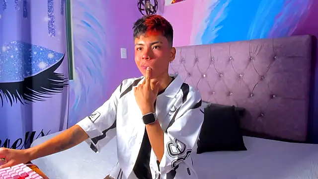 Snapshot of MaxiWildd chatting on 10-25-25, 12:56 MaxiWildd online show from 10-25-25, 12:56