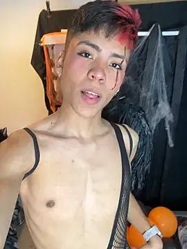 Snapshot of MaxiWildd chatting on 10-31-25, 01:45 MaxiWildd online show from 10-31-25, 01:45