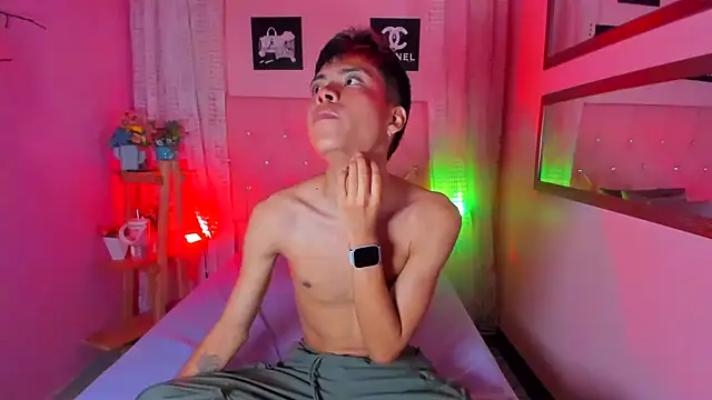 Snapshot of MaxiWildd chatting on 11-18-25, 01:04 MaxiWildd online show from 11-18-25, 01:04