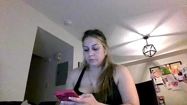 Snapshot of thedevinemama chatting on 06-12-26, 01:48 thedevinemama online show from 06-12-26, 01:48