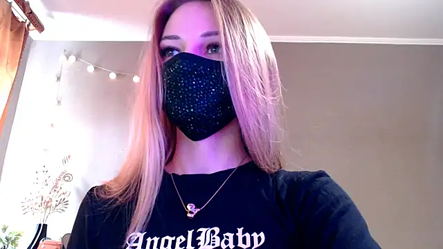 Snapshot of Iris_lave chatting on 04-24-26, 12:40 Iris lave online show from 04-24-26, 12:40
