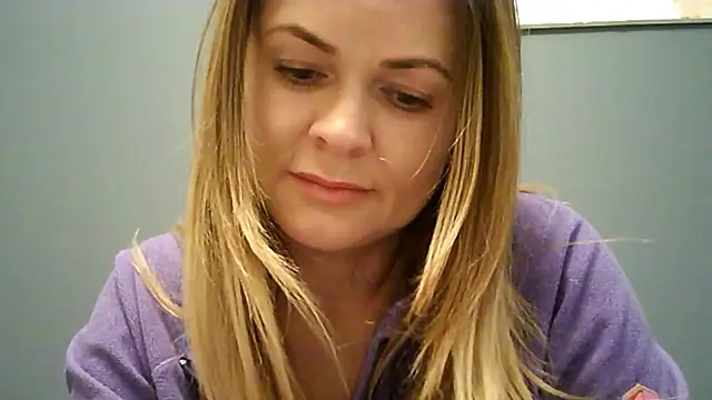 Snapshot of Ginger-bb chatting on 12-05-25, 08:12 Ginger-bb online show from 12-05-25, 08:12