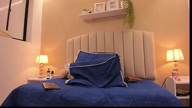 Rachel Donnelly online show from 11-21-25, 04:33