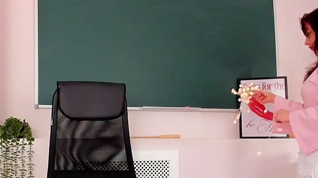 NoraHaynes online show from 04-16-26, 03:07