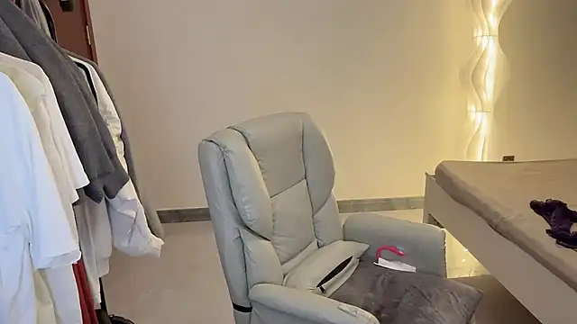 Robin-o3 online show from 11-02-25, 05:48