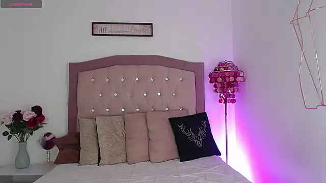 Snapshot of AmelieAndAce chatting on 10-06-25, 12:35 AmelieAndAce online show from 10-06-25, 12:35