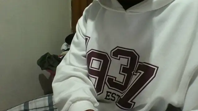 Snapshot of Leus1 chatting on 01-07-26, 04:37 Leus1 online show from 01-07-26, 04:37