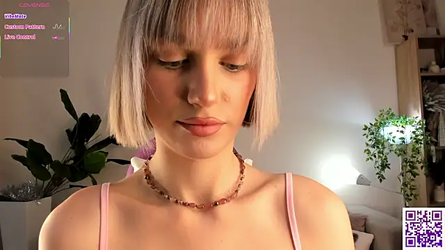 Ice Strawberry online show from 01-11-26, 02:49