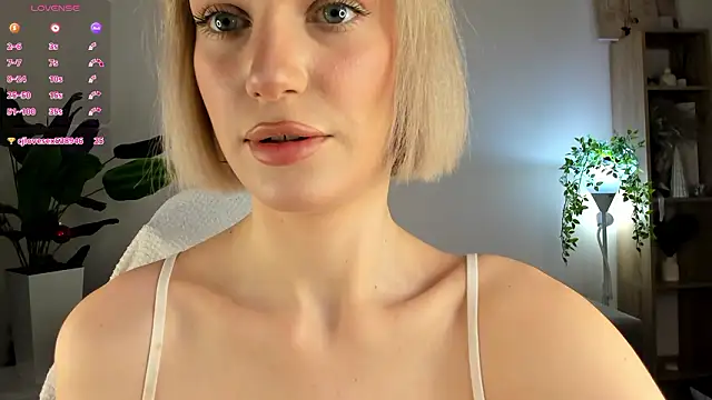 Ice Strawberry online show from 01-19-26, 03:10