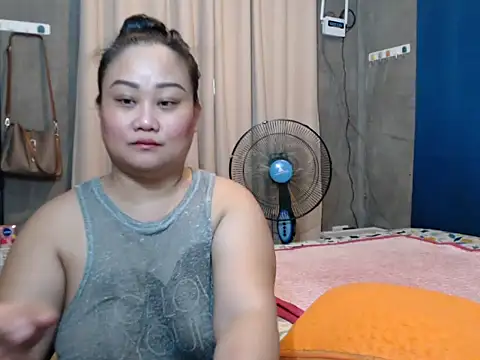 Snapshot of jengrey chatting on 10-22-25, 02:12 jengrey online show from 10-22-25, 02:12