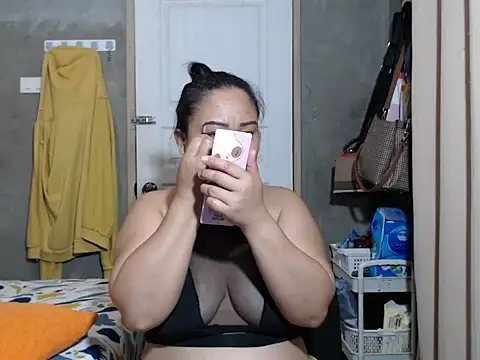 Snapshot of jengrey chatting on 11-06-25, 12:06 jengrey online show from 11-06-25, 12:06