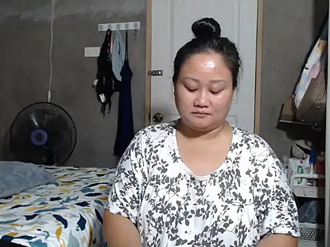 Snapshot of jengrey chatting on 12-01-25, 12:59 jengrey online show from 12-01-25, 12:59