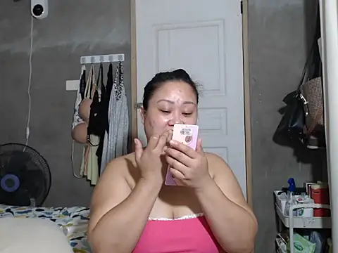 Snapshot of jengrey chatting on 12-17-25, 01:11 jengrey online show from 12-17-25, 01:11