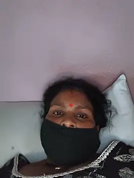 Love-pari077 online show from 05-18-26, 08:20