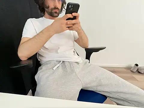 Snapshot of Frankieyyy1 chatting on 05-15-26, 03:08 Frankieyyy1 online show from 05-15-26, 03:08