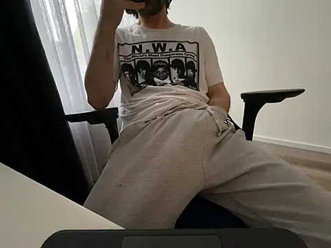 Snapshot of Frankieyyy1 chatting on 05-17-26, 04:43 Frankieyyy1 online show from 05-17-26, 04:43